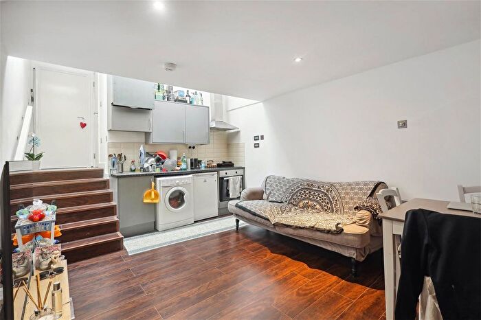 2 Bedroom Flat To Rent In North End Road, London, SW6