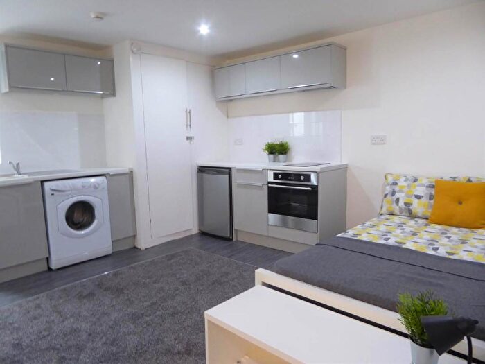 1 Bedroom Flat To Rent In Manchester Road, Huddersfield, West Yorkshire, HD1