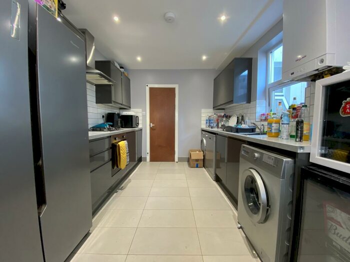6 Bedroom Terraced House To Rent In Dogfield Street, Cathays, CF24