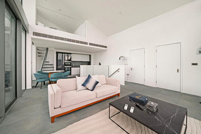 2 Bedroom Penthouse For Sale In Dollar Bay, London, E14