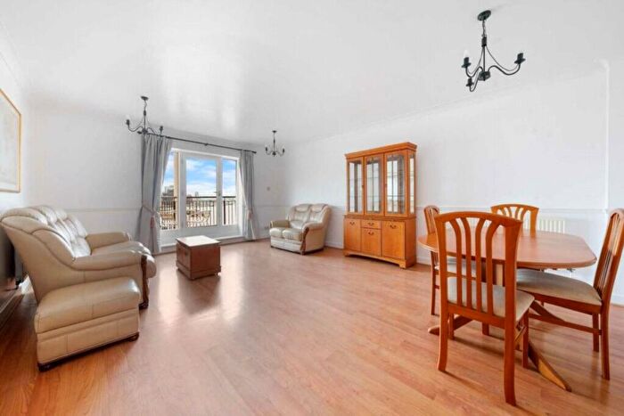 2 Bedroom Flat To Rent In Cape Henry Court, Jamestown Way, E14