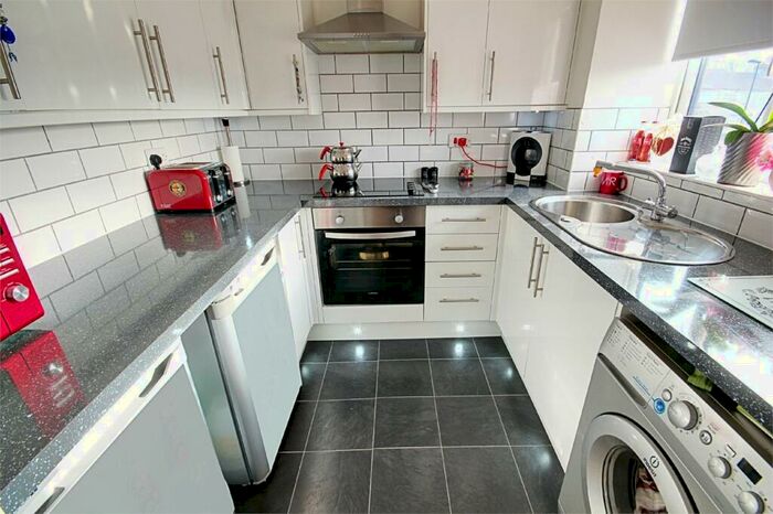 1 Bedroom Flat To Rent In Glendean Court, Tysoe Avenue, Enfield, Middlesex, EN3