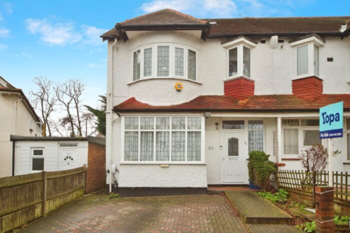 4 Bedroom End Terrace House For Sale In Golders Rise, London, NW4