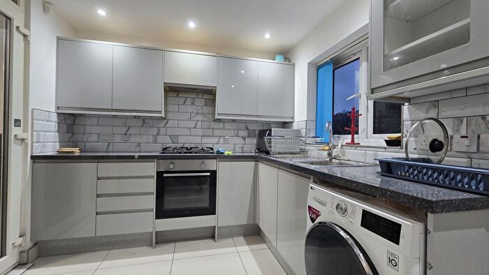 3 Bedroom End Of Terrace House To Rent In Ilford, Essex, IG6