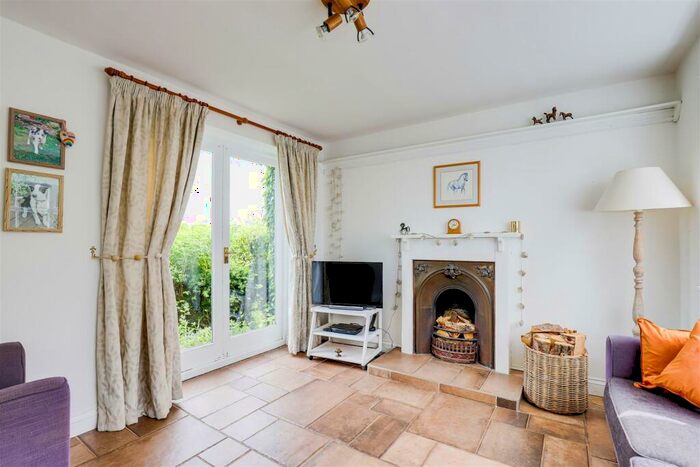 2 Bedroom Cottage For Sale In Green Lane, Lambley, Nottinghamshire, NG4