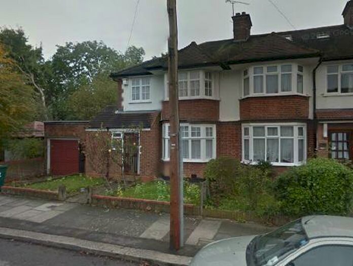 5 Bedroom Semi-Detached House To Rent In Kings Close, Hendon, NW4