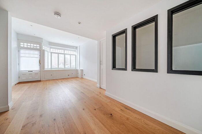 2 Bedroom Flat For Sale In Shipbourne Road, Tonbridge, TN10
