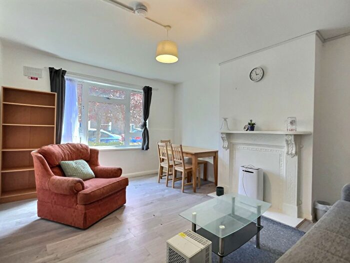 3 Bedroom Flat To Rent In Southwell Road, Camberwell, London, SE5