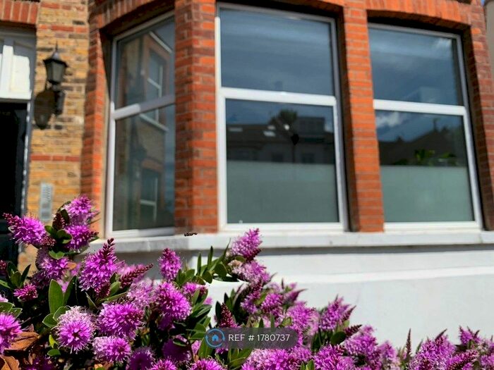 2 Bedroom Flat To Rent In Knollys Road, London, SW16