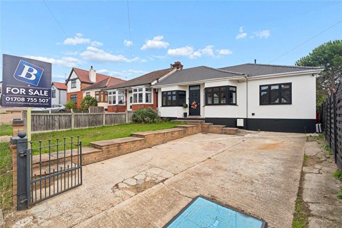 3 Bedroom Bungalow For Sale In Mashiters Hill, Romford, RM1