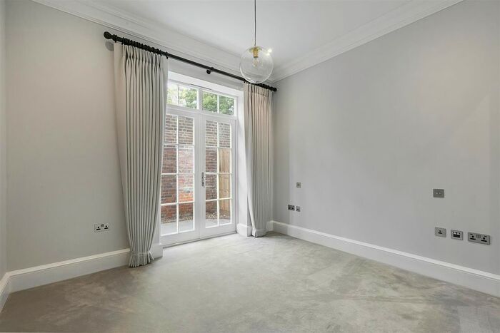 3 Bedroom Flat To Rent In Totteridge Village, London, N20