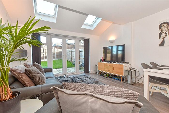 3 Bedroom Semi-detached House For Sale In The Glebe, Yalding, Maidstone, Kent, ME18