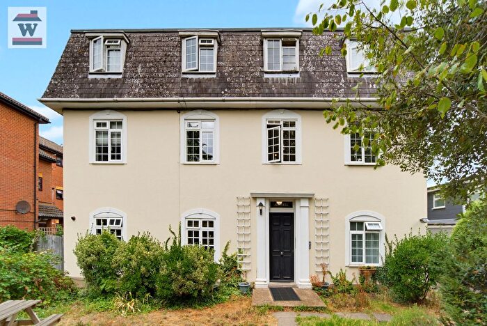 2 Bedroom Flat For Sale In The Woodlands, Isleworth, TW7