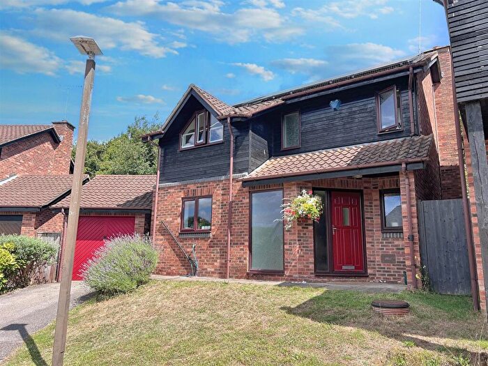 3 Bedroom Detached House For Sale In Wedgwood Avenue, Blakelands, Milton Keynes, MK14