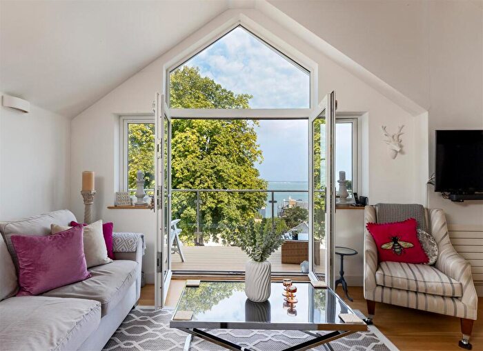 5 Bedroom Detached House For Sale In Detached Townhouse With Sea Views - Marine View Close, Cowes, PO31