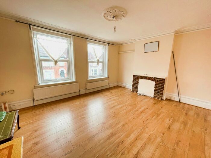 3 Bedroom Flat To Rent In Green Lane, Ilford, IG1