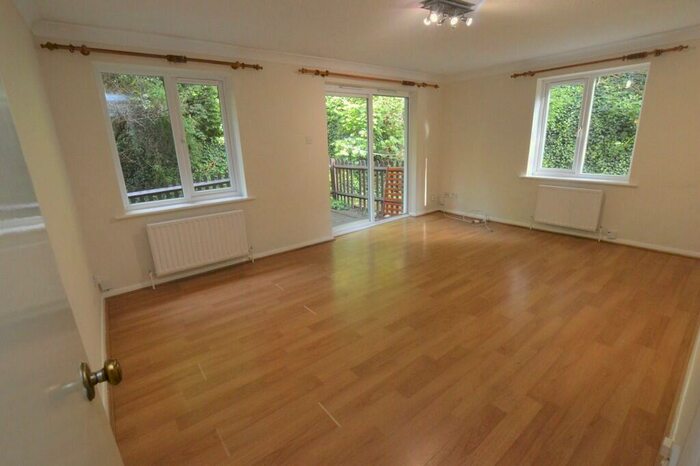 2 Bedroom Ground Flat To Rent In Steep Hill, Croydon, CR0