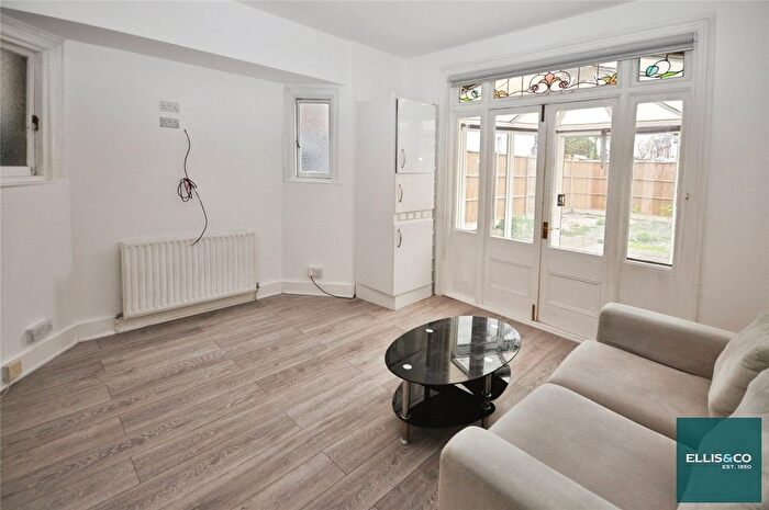 2 Bedroom Flat To Rent In High Road, North Finchley, N12