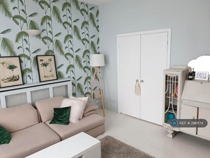 2 Bedroom Flat To Rent In Dalston, London, E8