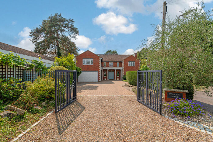 6 Bedroom Detached House For Sale In Woodland Glade Farnham Common, Buckinghamshire, SL2