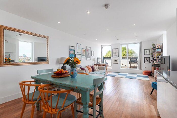 2 Bedroom Flat For Sale In Greenside Road, Ravenscourt Park, London, W12