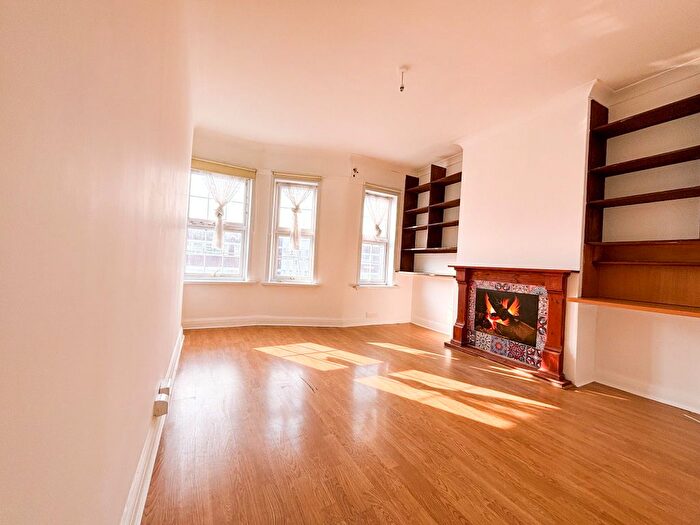 2 Bedroom Flat To Rent In Frinton Mews, Ilford, Essex, IG2