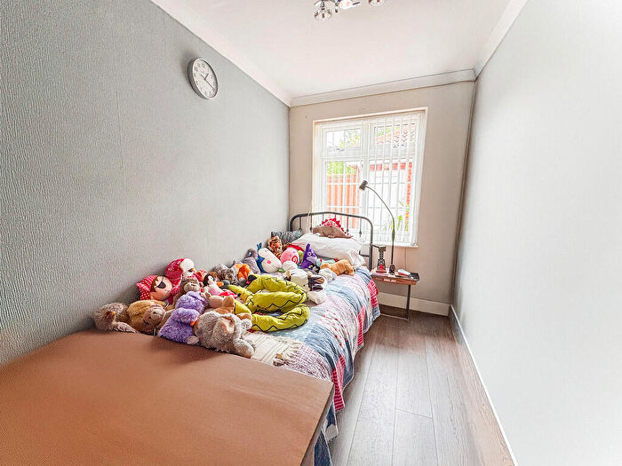 3 Bedroom Semi-Detached House For Sale In Caernarvon Close, Hockley, SS5