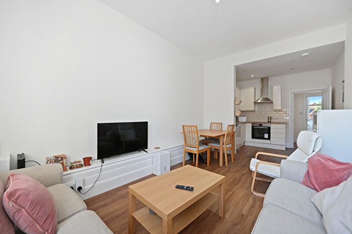 3 Bedroom Flat To Rent In Cricklewood Broadway, London, NW2