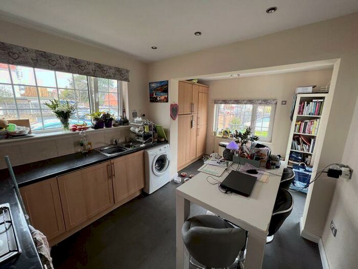 2 Bedroom Bungalow To Rent In London Road, Leigh-On-Sea, SS9