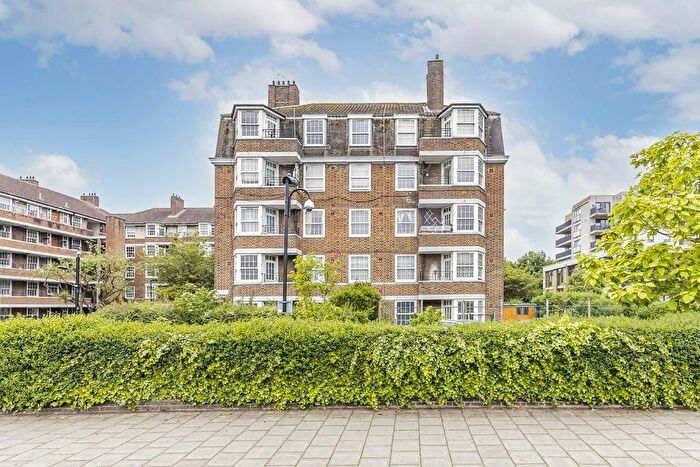 3 Bedroom Flat To Rent In Emlyn Gardens, Shepherds Bush, W12