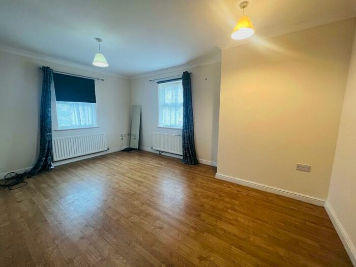 2 Bedroom Apartment To Rent In Piper Way, Ilford, IG1