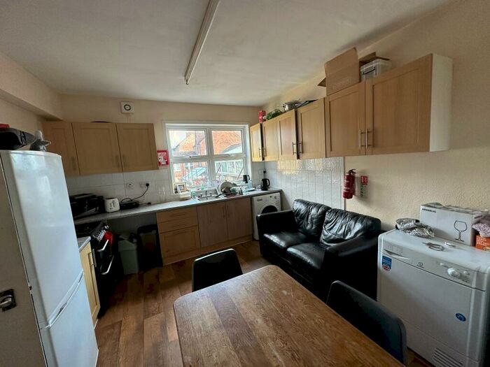 5 Bedroom Apartment To Rent In Cowley Road, Oxford, OX4