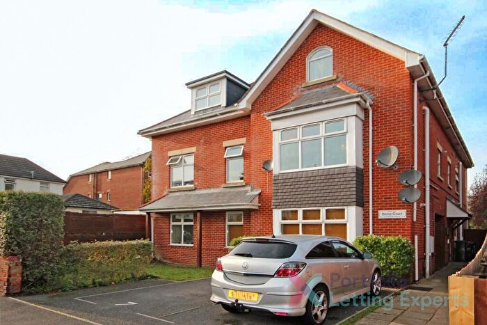 2 Bedroom Flat To Rent In Council Tax A! Modern Bedroom Flat Perfect For A Professional Couple In Southbourne - Castlemain Avenue, BH6