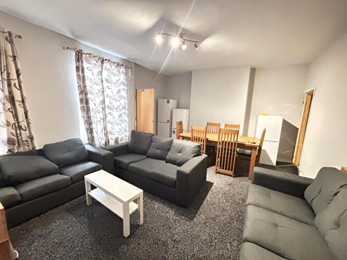 6 Bedroom House To Rent In Regent Terrace, Leeds, LS6