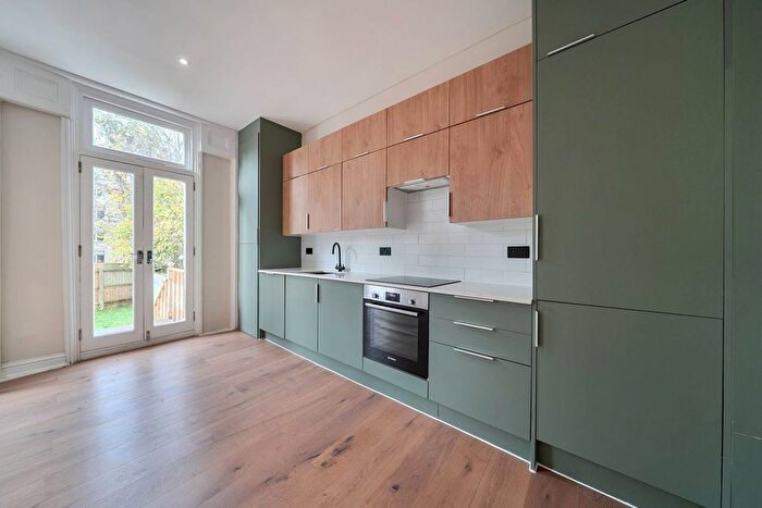 3 Bedroom Maisonette For Sale In Victoria Rise, Clapham, London, SW4