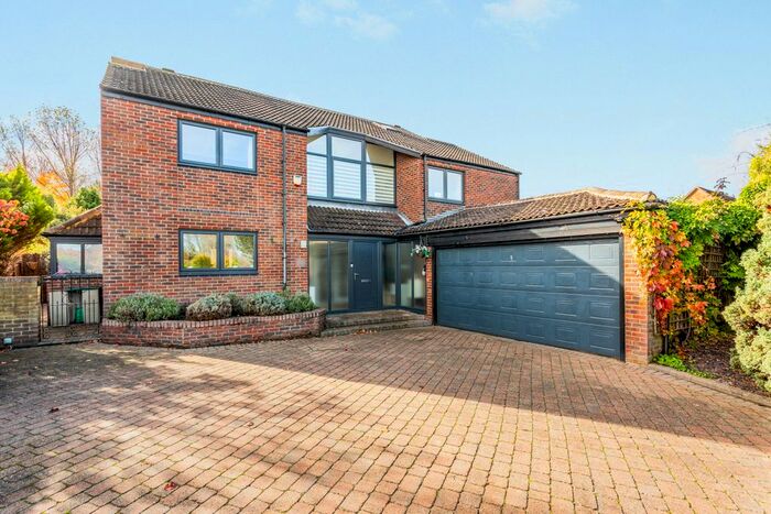 5 Bedroom Detached House For Sale In The Fairway, Barhill, Cambridge, CB23