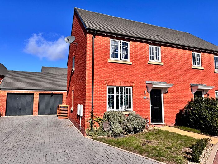 3 Bedroom Semi-detached House For Sale In Lawrence Close, Banbury, OX16