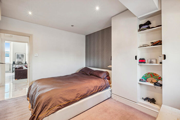 1 Bedroom Flat For Sale In Barker Street, Chelsea, SW10