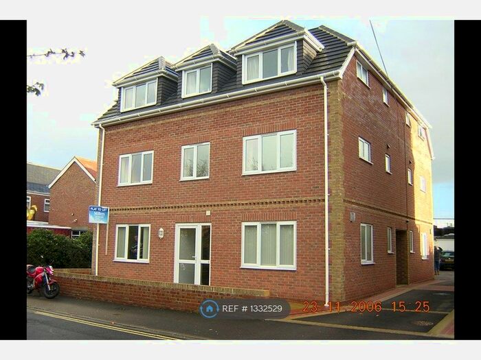 2 Bedroom Flat To Rent In Claremont Court, Hayling Island, PO11