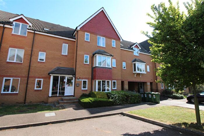 2 Bedroom Flat For Sale In Redoubt Close, Hitchin, SG4