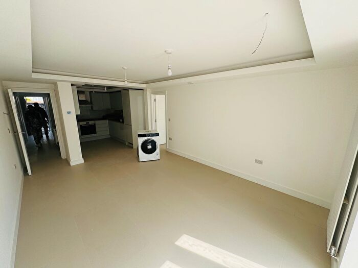 4 Bedroom Flat To Rent In Buckingham Gardens, Thornton Heath, CR7