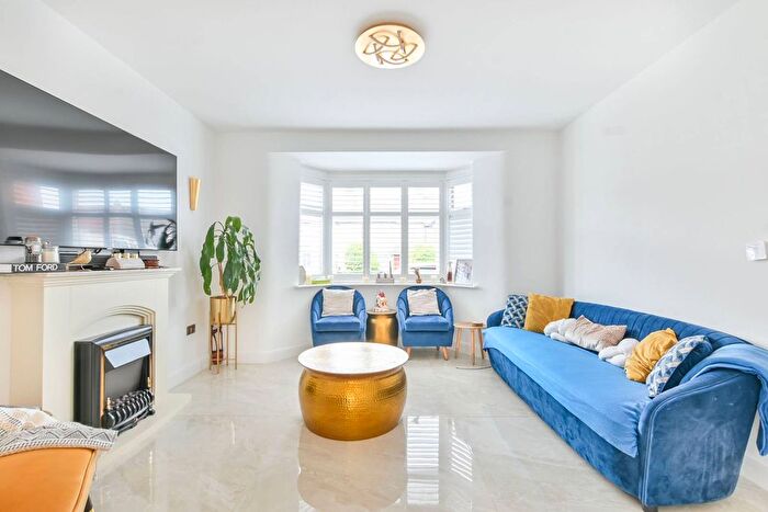 4 Bedroom Property To Rent In Randell Avenue, Gladstone Park, London, NW2