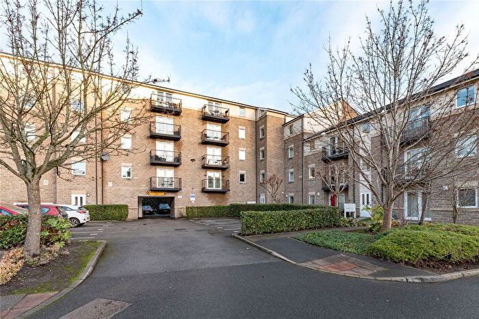 2 Bedroom Flat For Sale In Flat, Thackray Court, Cornmill View, Horsforth, Leeds, West Yorkshire, LS18