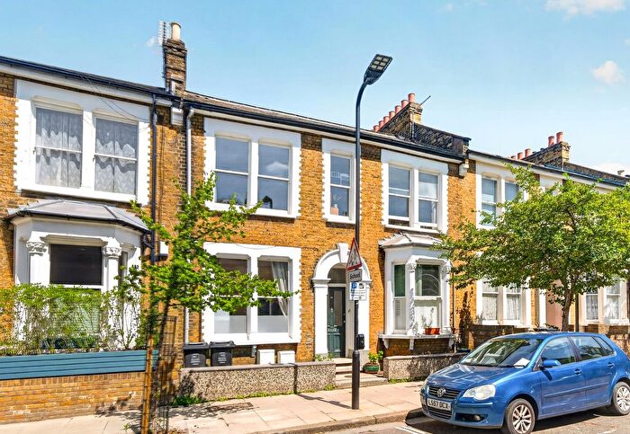 2 Bedroom Flat For Sale In Barretts Grove, London, N16