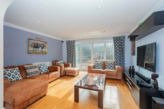 5 Bedroom Detached House For Sale In Buckland Avenue, Langley, SL3