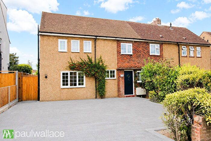 3 Bedroom Semi-Detached House For Sale In Old Highway, Hoddesdon, EN11