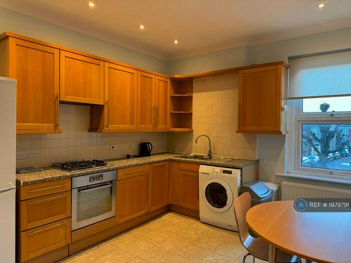 2 Bedroom Flat To Rent In Long Lane, London, N3
