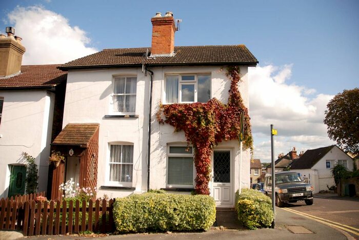 3 Bedroom End Of Terrace House To Rent In Ludlow Road, Guildford, GU2