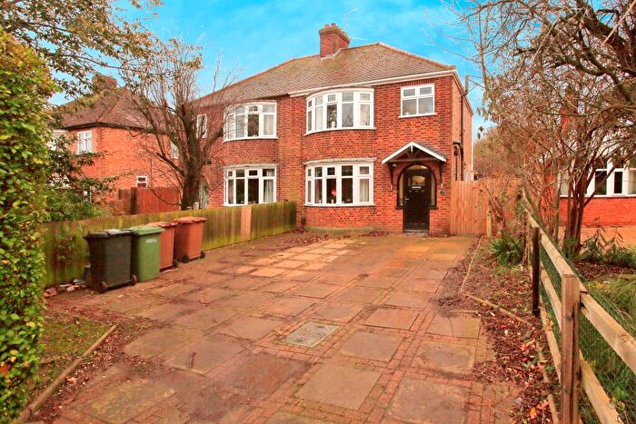 3 Bedroom Semi-Detached House For Sale In Lincoln Road, Peterborough, PE4