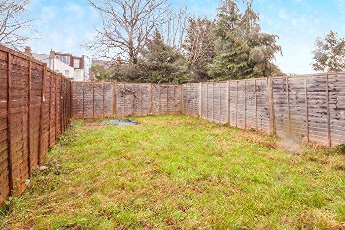 2 Bedroom Flat For Sale In Galpins Road, Thornton Heath, CR7